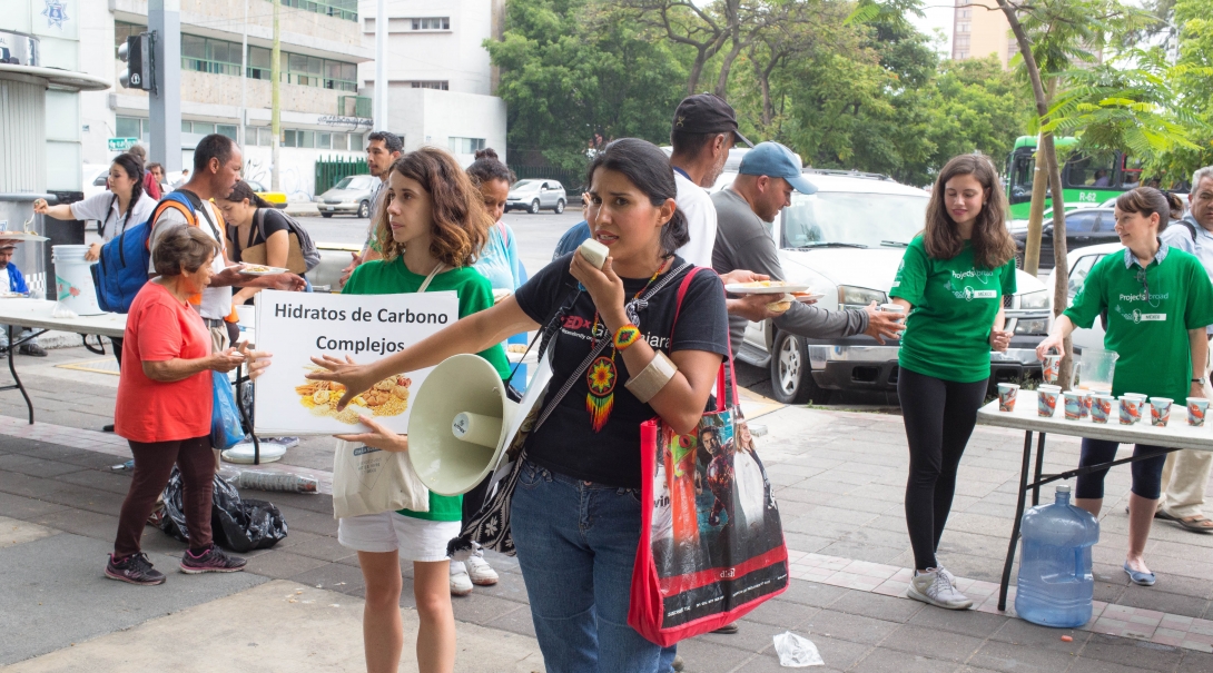Projects Abroad interns give a presentation about healthy eating as part of their public health work in Mexico with a group. Interns give a talk on nutrition as part of their Public Health internship in Mexico for groups.